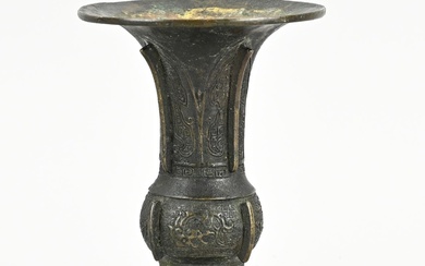 Vase gu antique chinois en bronze avec marque de fond. 19ème siècle ou plus ancien....