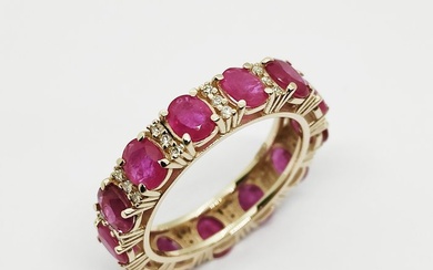 14 kt. Gold, Yellow gold - Ring - 5.20 ct Ruby - Diamonds