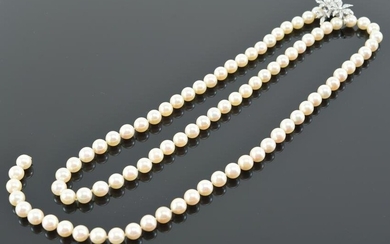 14 kt white gold and pearl necklace. Heavy wonder lock