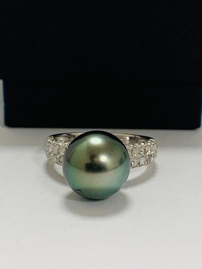 14ct White Gold Pearl and Diamond ring featuring...