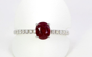 18 kt. White gold - Ring - 1.04 ct Ruby - Side Stones 0.13 ct Diamonds - * No Reserve Price *