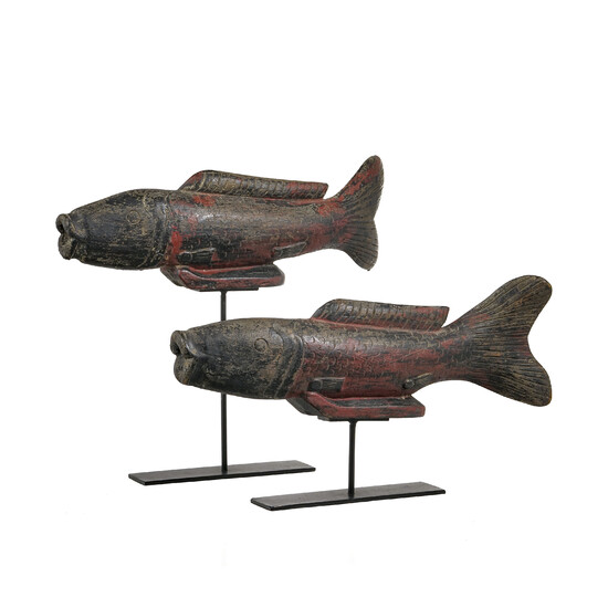 2 poissons en bois laqué, probablement Thaïlande, Rattanakosin, sur socle, l. 42 cm