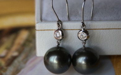 14k/585 White Gold hanging Earrings lustrous round grey Tahitian Pearls ø11mm with silvery reflections enchanted with brilliant cut diamonds.