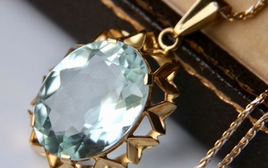 18 kt. Yellow gold - Handcrafted Pendant- 12.80 ct tested natural Aquamarine (A quality) - Flawless - excellent