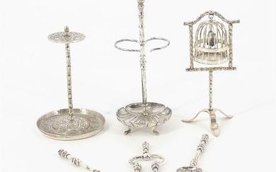 (-), 3 zilveren miniaturen bestaande uit haardstel, pijpen...