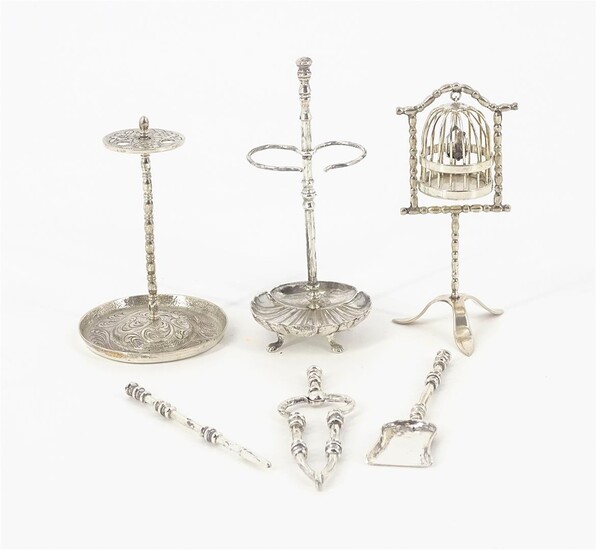 (-), 3 zilveren miniaturen bestaande uit haardstel, pijpen...