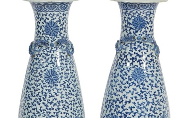 85 CHINE Paire d’importants vases en porcelaine à décor camaieu bleu de motifs f