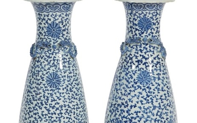 85 CHINE Paire d'importants vases en porcelaine à décor camaieu bleu de motifs feuillagés et...