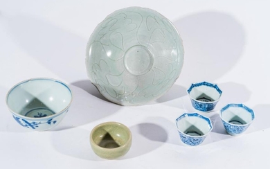 Arte Cinese A porcelain lot including: three blue and
