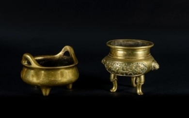 Arte Cinese Two tripod bronze censers. One bearing a