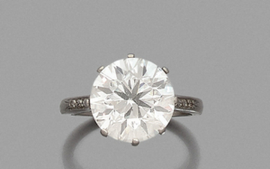 FRENCH WORK DIAMOND RING A diamond and platinum ring. Weight...
