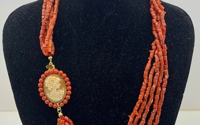 9 kt. Yellow gold - Necklace with pendant Blood Coral - of Sardinia - Hand engraved cameo