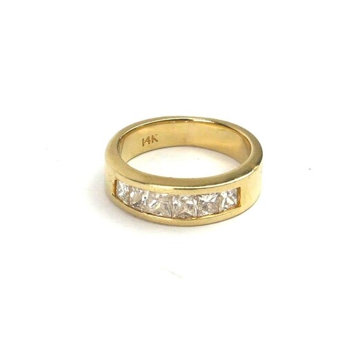 A 14CT GOLD AND DIAMOND HALF ETERNITY RING, set with six gra...
