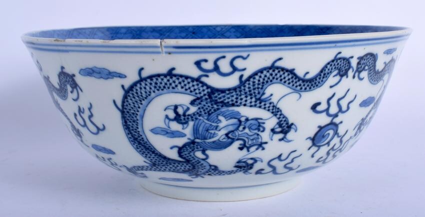A 19TH CENTURY CHINESE BLUE AND WHITE PORCELAIN BOWL