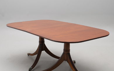 A 20TH CENTURY ENGLISH DINING TABLE WITH INSERT TOP.
