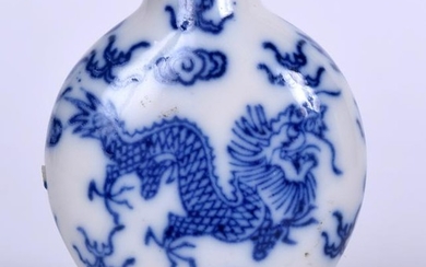 A CHINESE BLUE AND WHITE PORCELAIN SNUFF BOTTLE BEARING