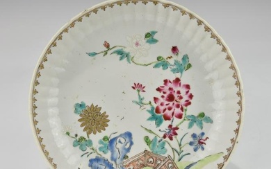 A CHINESE QING FAMILLE ROSE SHALLOW PORCELAIN BOWL