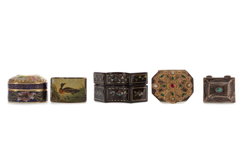 A COLLECTION OF FIVE LATE 19TH/EARLY 20TH CENTURY PILL BOXES