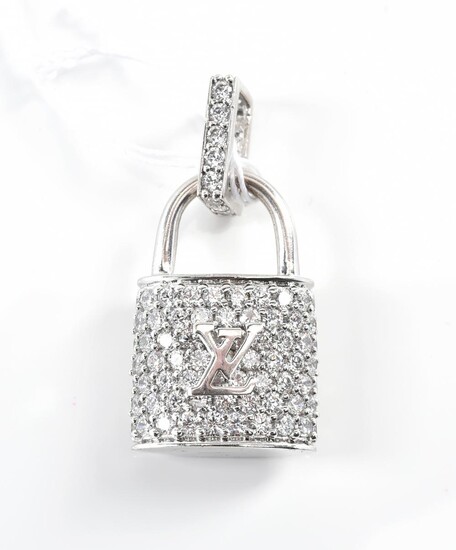 A CUBIC ZIRCONIA SET PADLOCK PENDANT IN 9CT WHITE GOLD, 7.8GMS