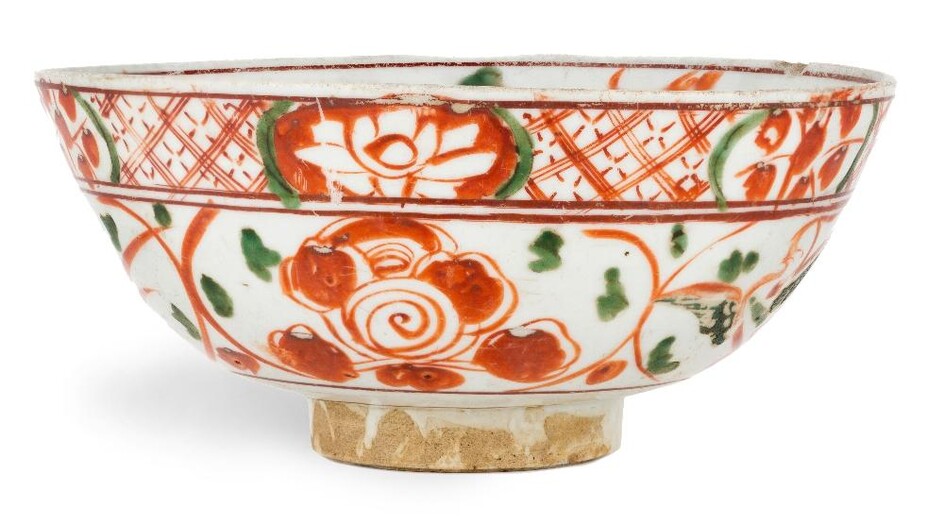 A Chinese Zhangzhou ware bowl, 17th century, painted in red and green enamels with alternating panels of birds and flowers to the exterior, the interior with a kui character written to the central medallion, 20cm diameter. 十七世紀 漳州窯紅綠彩花鳥紋盌