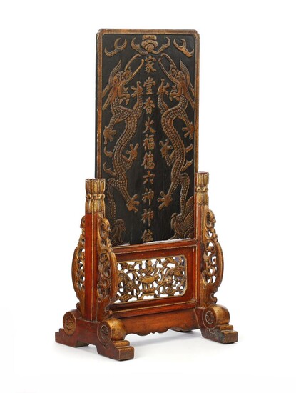 NOT SOLD. A Chinese late Qing c. 1900 carved and partly gilt wood tablescreen. H. 67 cm W. 31 cm. – Bruun Rasmussen Auctioneers of Fine Art