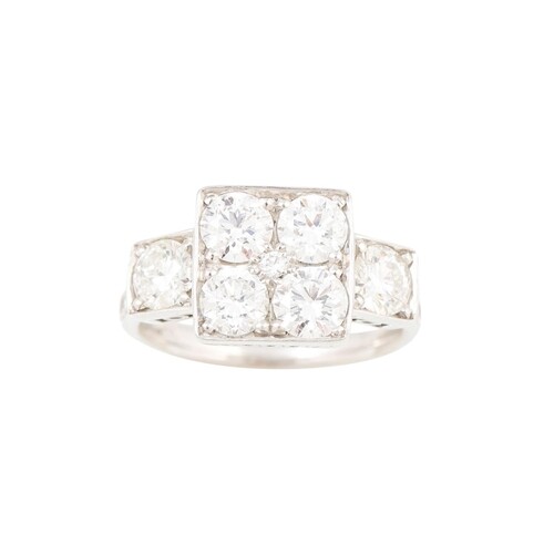 A DIAMOND CLUSTER RING, the four brilliant cut diamonds to t...
