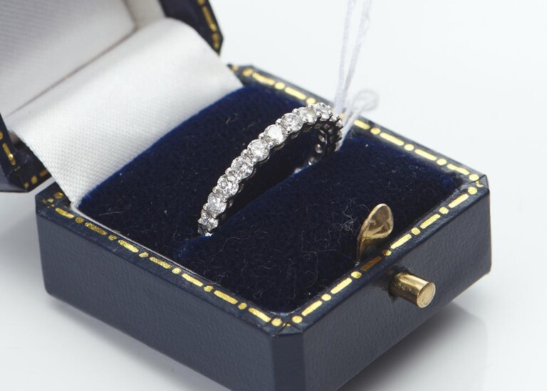 A DIAMOND ETERNITY RING IN 18CT WHITE GOLD, TOTAL DIAMOND WEIGHT 1.38CTS, SIZE J-K, 2GMS