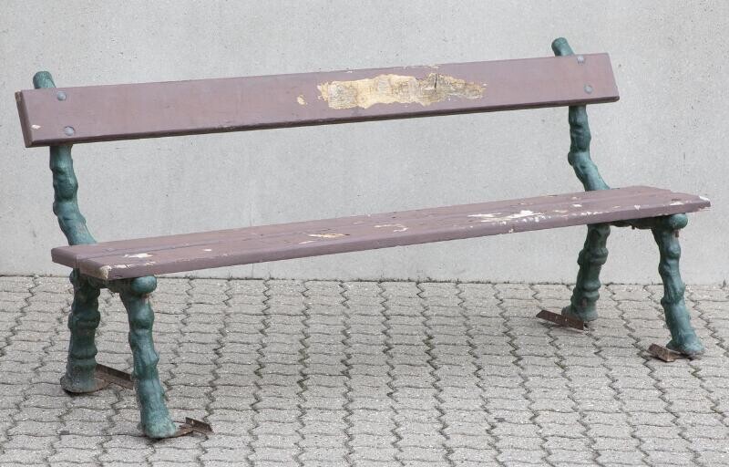 NOT SOLD. A French garden bench with green-painted cast iron gables and painted wooden lamellae. Early 20th century. L. 180 cm. – Bruun Rasmussen Auctioneers of Fine Art
