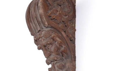 A GEORGE II CARVED WOOD AND PAINTED MASK CORBEL OR WALL MOUNT, MID 18TH CENTURY