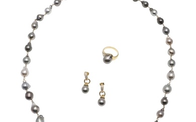 A SINGLE ROW CULTURED PEARL NECKLACE. formed with baroque gr...