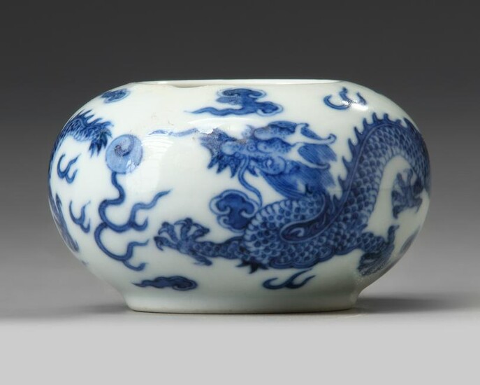 A SMALL CHINESE BLUE AND WHITE POT, CHINA, 19TH-20TH