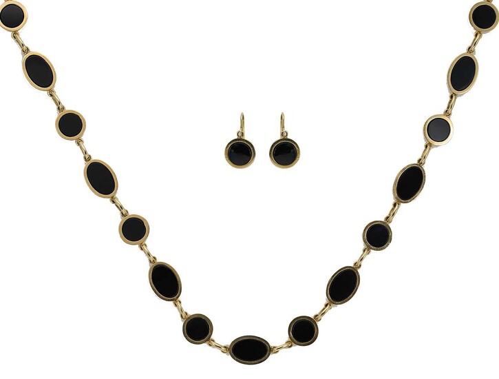 A gold and onyx necklet and ear pendants en suite