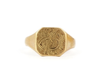 A hallmarked 9ct yellow gold signet ring, (T).
