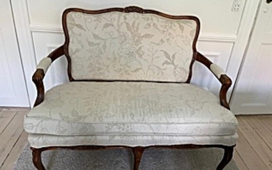 NOT SOLD. An American Rococo style walnut settee. First half of the 20th century. L. 120 cm. Height of back 90 cm. – Bruun Rasmussen Auctioneers of Fine Art