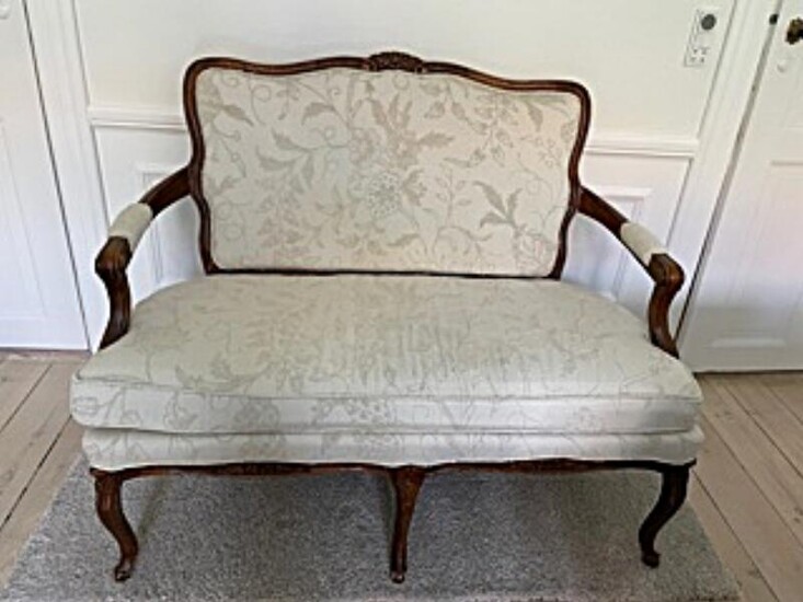 NOT SOLD. An American Rococo style walnut settee. First half of the 20th century. L. 120 cm. Height of back 90 cm. – Bruun Rasmussen Auctioneers of Fine Art