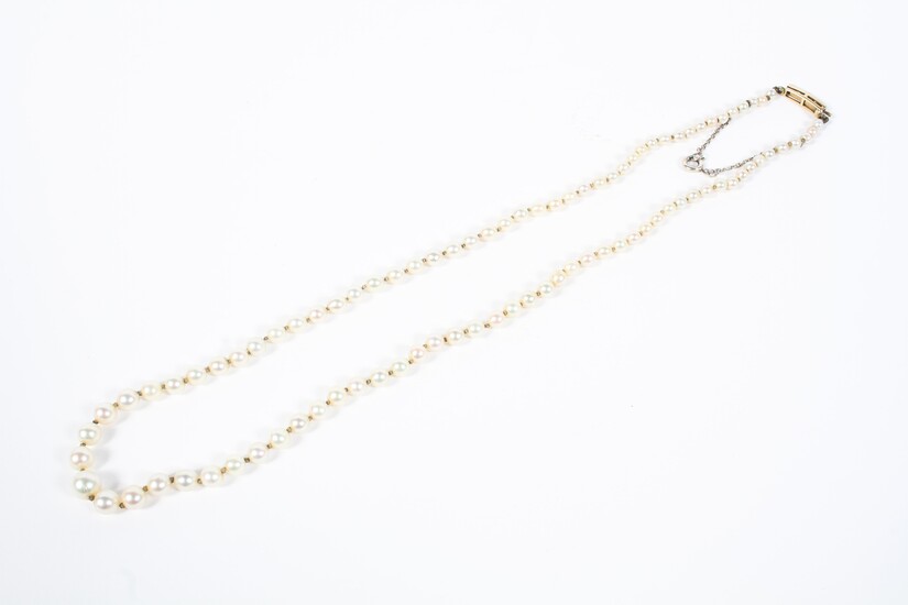 An early 20th single strand of graduated pearls on an unmarked yellow metal clasp