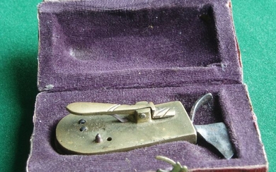 Antique bloodlater / scarifier in beautiful pouch (1) - Brass, Steel