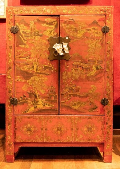 Armoire rectangulaire en bois laqué rouge... - Lot 85 - Paris Enchères - Collin du Bocage