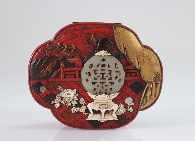 Asie somptueuse boîte en laque rouge avec incrustations et plaque de jade 19ème