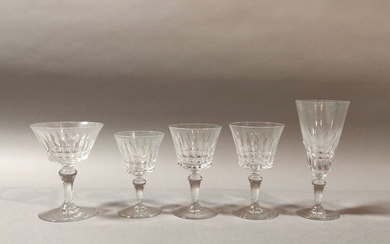 BACCARAT. Service de VERRES en cristal modèle Piccadilly de 51 pièces comprenant 12 verres à...