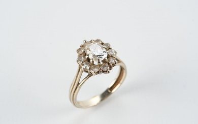 BAGUE en or blanc 750 millièmes griffée d'un diamant ovale taille ancienne calibrant un carat...