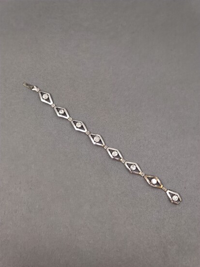 BRACELET en platine orné de huit losanges articulés serties de diamants taille ancienne d'environ 0,25...