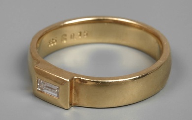 Band ring with diamond
