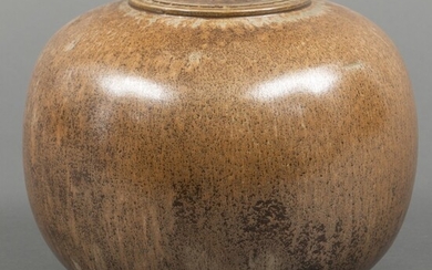 Bolvormige groen-bronskleurige keramiek vaas, gemonogrammeerd PR of CR, 20...