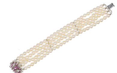 Bracelet à quatre rangs de perles Fermoir en or blanc 18kt avec diamants et rubis...