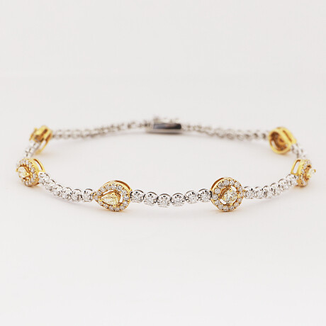 Bracelet with diamonds up to about 1.80 ct Armband med diamanter tot ca 1,80 ct