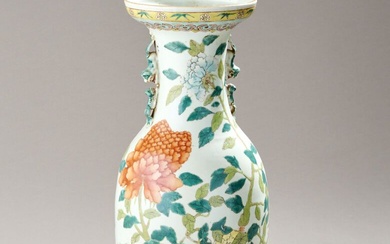 CHINE Grand vase balustre en porcelaine émaillée à décor polychrome de pivoines, anses ajourées de...
