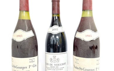 CLOS DE VOUGEOT Grand cru Domaine Xavier Liger-Belair 2002 1 bouteille (taches et salissures aux...