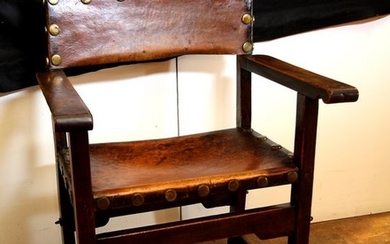 Chair with armrests - Walnut and leather. - 18th century