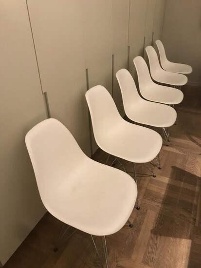 SOLD. Charles Eames, Ray Eames: “DSR”. Six chairs with chormed steel frames, white polypropylene seats and backs. (6) – Bruun Rasmussen Auctioneers of Fine Art